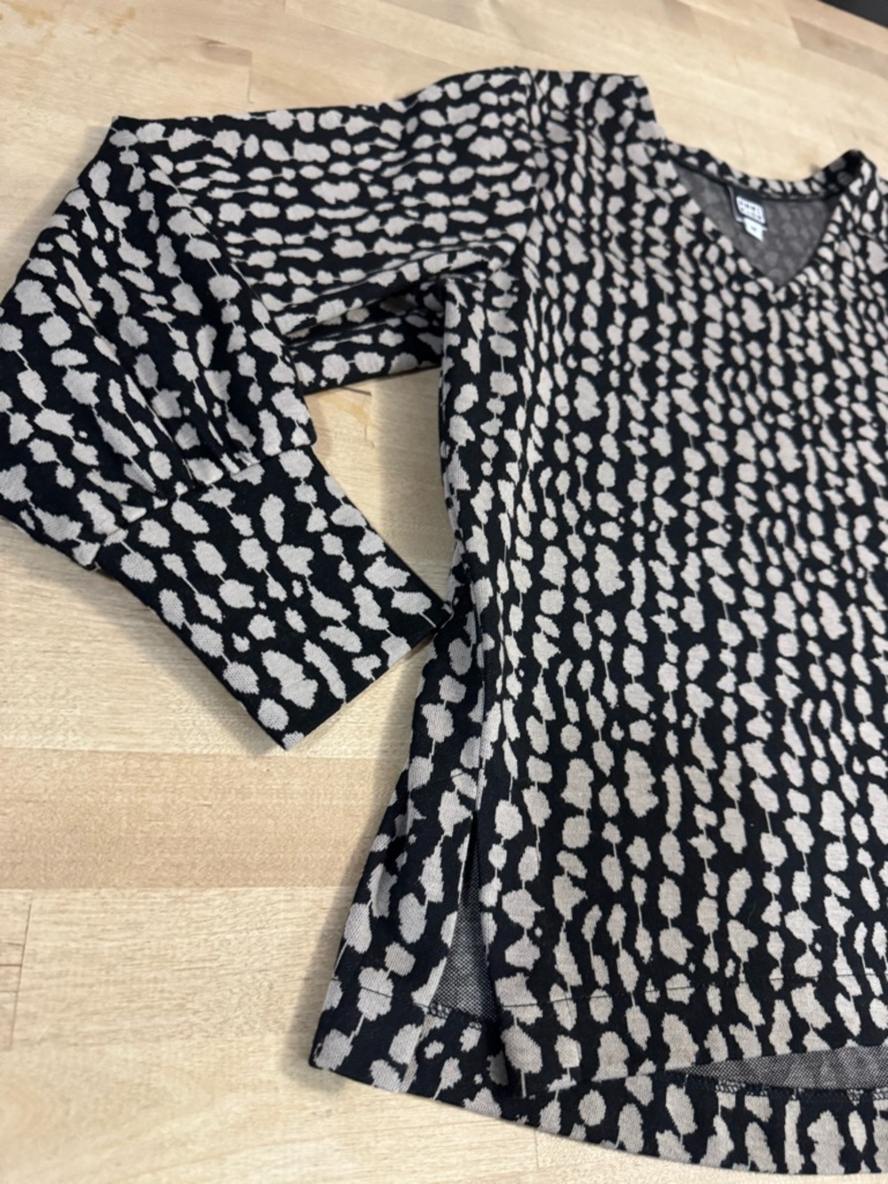 ANNI KUAN Black & Cream V-Neck Printed Long Sleeve thick Tee/sweatshirt - Picture 2 of 8